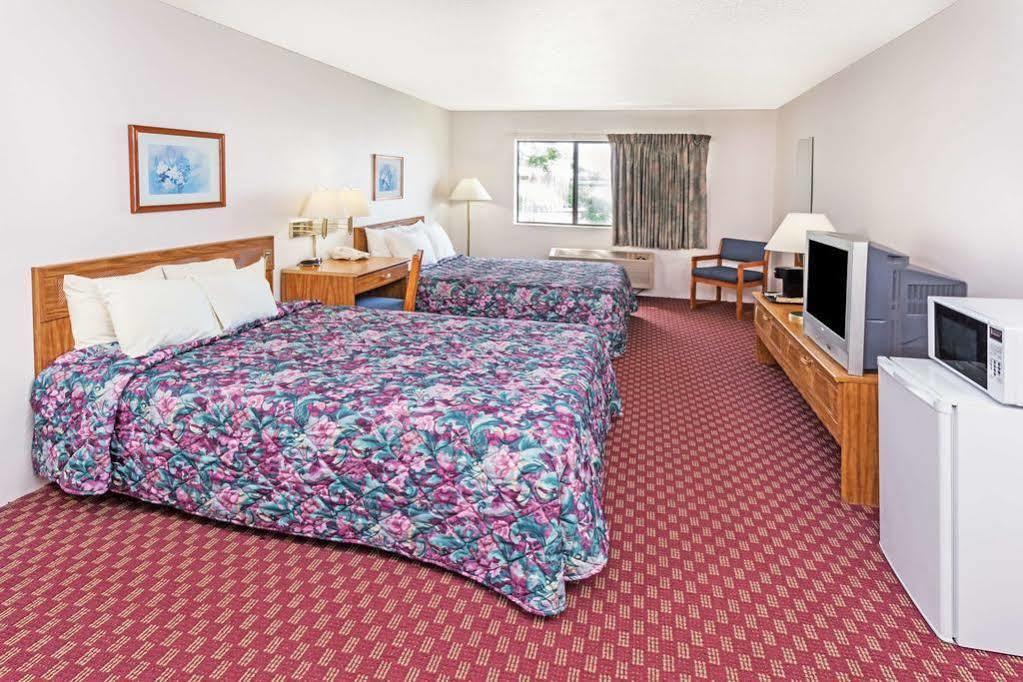 Super 8 By Wyndham Hebron Lowell Area Exterior foto